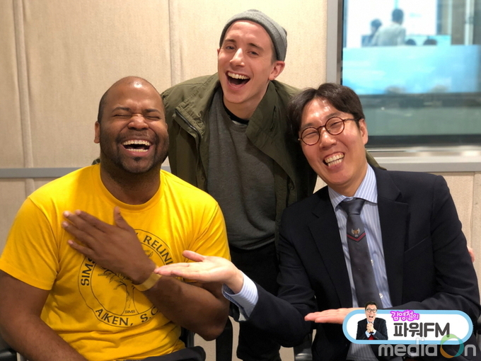 ‘김영철의 파워FM 타일러 X 그렉, 미국식 영어 ’남북대결‘ 선보인다!
