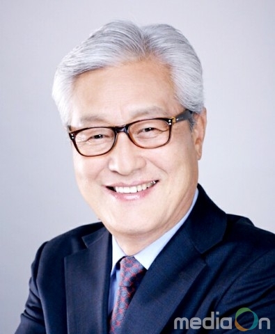 70이 넘은 나이에 모델로 데뷔한 김용운 시인, 두 번째 시집 ‘풀잎의 고집’ 펴내